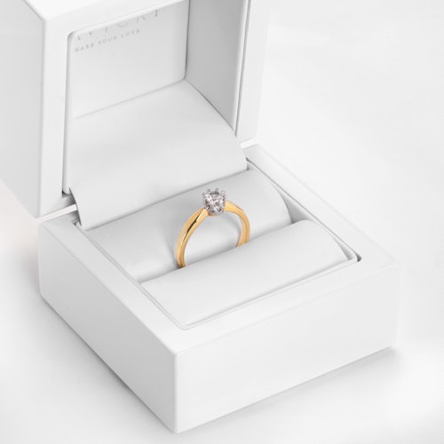 Pierścionek zaręczynowy SAVICKI: dwukolorowe złoto, biały szafir